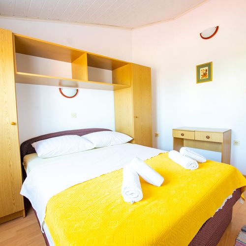 Apartament la etaj cu vedere spre mare cu 3 camere pentru 5 pers.