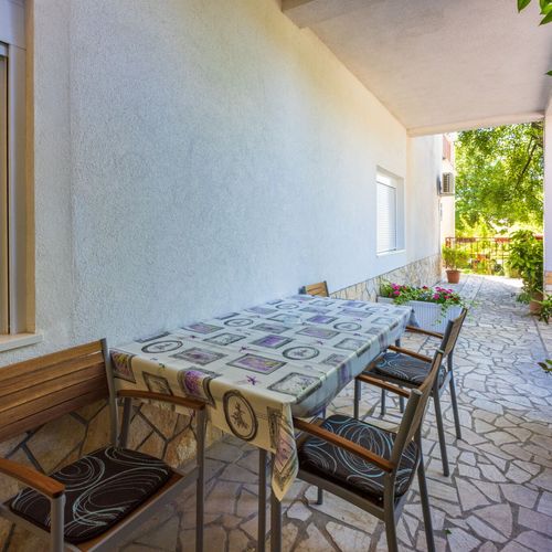 Apartament la parter cu balcon cu 2 camere pentru 4 pers.