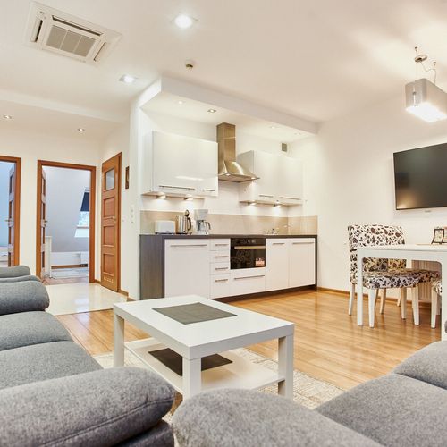 Apartament la etaj cu balcon cu 2 camere pentru 4 pers.