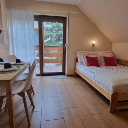 Apartament 4-osobowy na piętrze z balkonem z 2 pomieszczeniami sypialnianymi (możliwa dostawka)