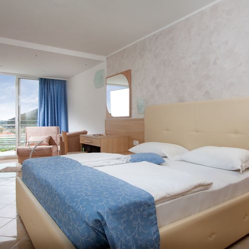 Camera tripla standard cu vedere spre mare