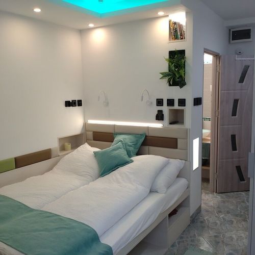Apartament la parter cu vedere spre grădină pentru 2 pers. (se inchirieaza doar integral)