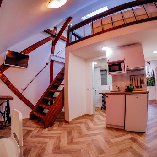 Camera twin la mansardă cu bucătărie proprie