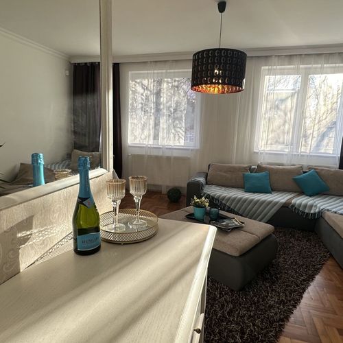 Apartament întreaga unitate cu grădină pentru 8 pers. (se inchirieaza doar integral) (se poate solicita pat suplimentar)
