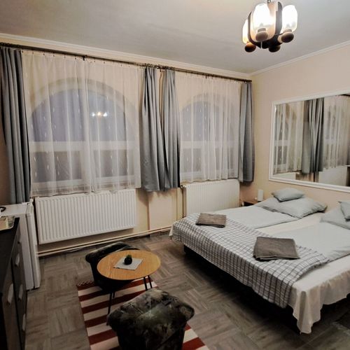Camera twin design cu vedere spre munte