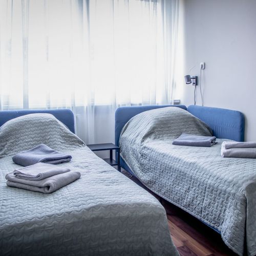 Apartament la etaj cu vedere spre oraș pentru 4 pers. (se inchirieaza doar integral)