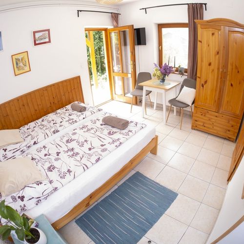 Apartament la parter cu vedere spre grădină cu 1 camera pentru 2 pers.