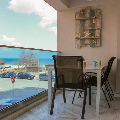Apartament la etaj cu vedere spre mare cu 1 camera pentru 10 pers.