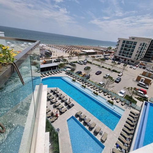 Apartament la etaj cu vedere spre mare cu 3 camere pentru 6 pers.