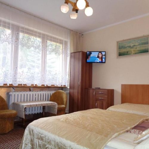 Camera tripla la etaj cu vedere spre grădină