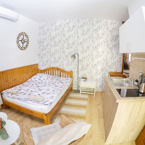 Apartament la etaj cu vedere spre grădină cu 2 camere pentru 4 pers.