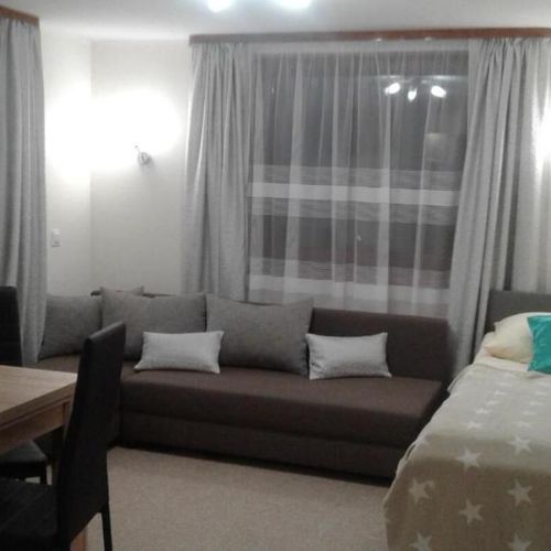 Apartament la parter cu vedere spre grădină cu 2 camere pentru 5 pers.