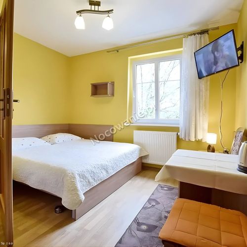 Camera twin cu baie cu grădină