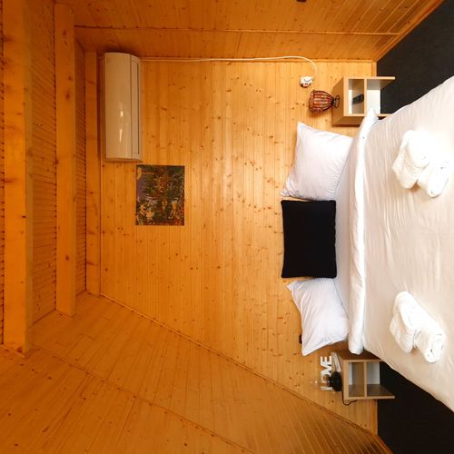 Cabană cu aer condiționat cu vedere spre pădure pentru 3 pers. (se inchirieaza doar integral)