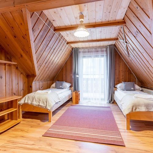 Pokój 4-osobowy z balkonem z widokiem na góry