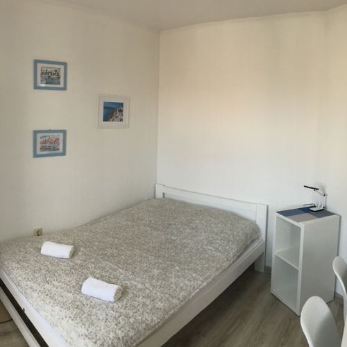 Pokoj s manželskou postelí s výhledem do dvora na poschodí
