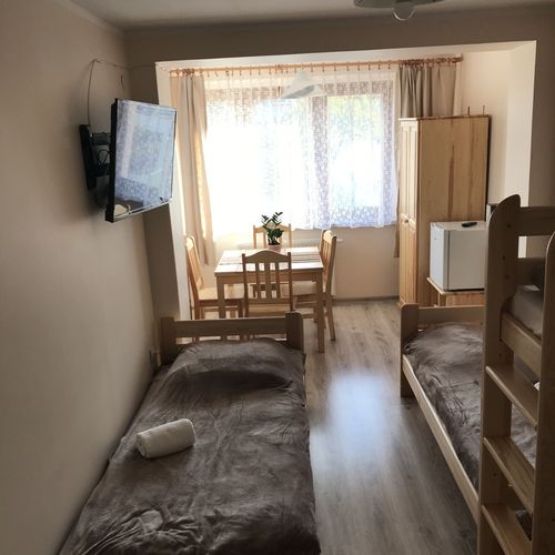Pokoj pro 4 os. s výhledem do zahrady na přízemí