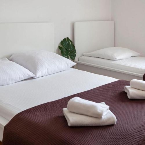 Apartament 3-osobowy z balkonem z widokiem na dziedziniec z 1 pomieszczeniem sypialnianym