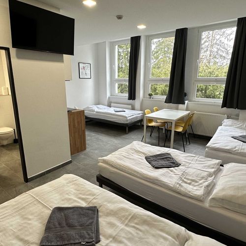 Pokoj se sprchou s privátní koupelnou mimo apartmán pro 4 os.