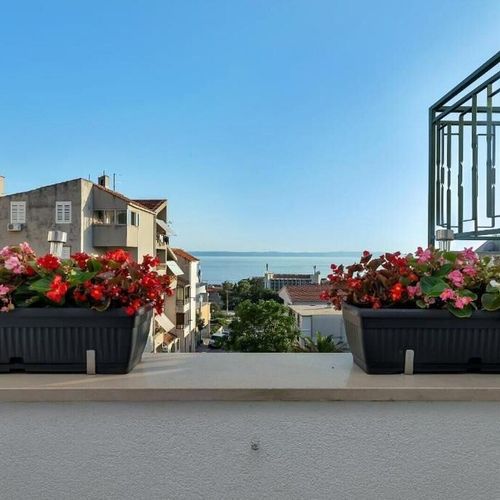 Apartament la etaj cu vedere spre mare cu 2 camere pentru 4 pers.