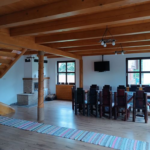 Cabană cu vedere spre pădure cu vedere spre râu pentru 16 pers. (se inchirieaza doar integral)