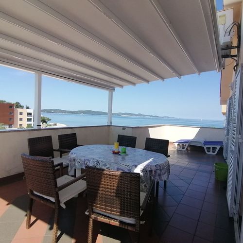 Apartman s terasou pro 6 os. se 3 ložnicemi s výhledem na moře