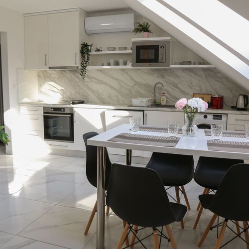Apartament la mansardă cu vedere spre pădure cu 2 camere pentru 4 pers.