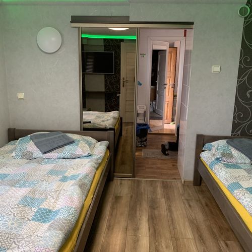 Camera twin cu duș cu grădină