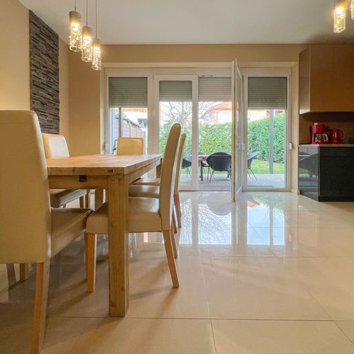 Apartament întreaga unitate cu grădină cu 5 camere pentru 8 pers.