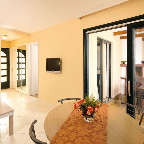 Apartament classic cu balcon cu 3 camere pentru 5 pers.