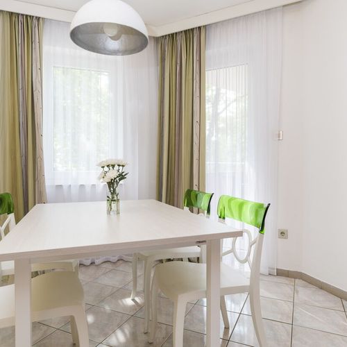 Apartament classic cu balcon cu 2 camere pentru 4 pers.