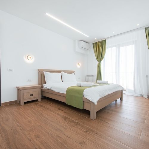 Camera dubla premium la etaj