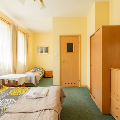 Camera tripla cu baie cu grădină