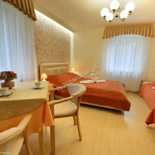Pokój 4-osobowy z prysznicem z dostępem do ogrodu