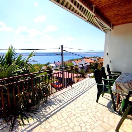 Apartman pro 3 os. se 2 ložnicemi s výhledem na moře na poschodí