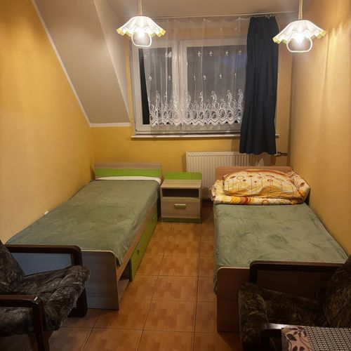 Camera twin cu baie comună