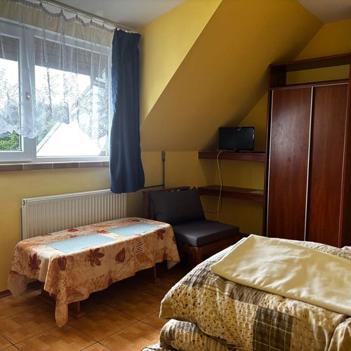 Camera tripla cu baie comună