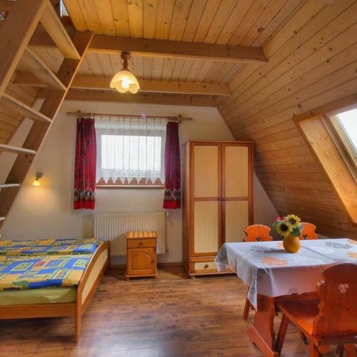 Pokój 4-osobowy z dostępem do ogrodu z widokiem na góry