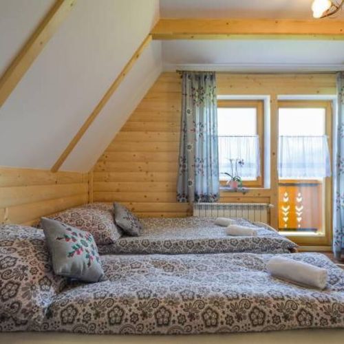Pokój 3-osobowy z balkonem z widokiem na góry