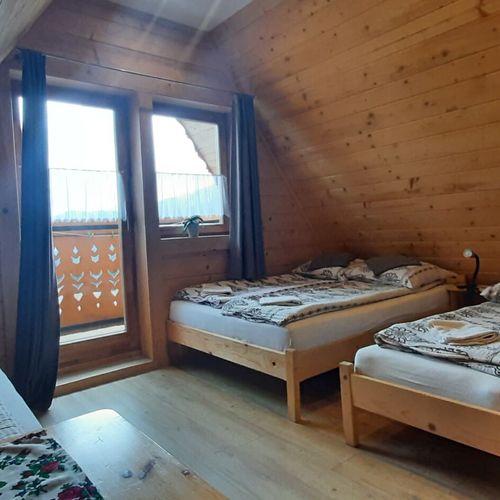 Pokój 4-osobowy z prysznicem z widokiem na góry