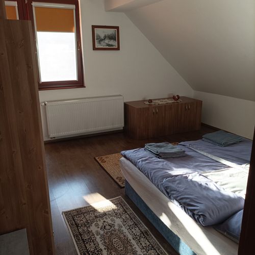 Apartament la etaj cu balcon cu 2 camere pentru 4 pers. (se poate solicita pat suplimentar)