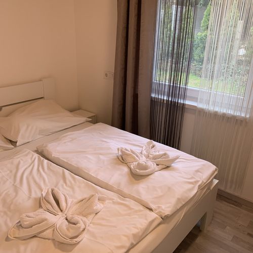 Apartament întreaga unitate cu vedere spre pădure cu 2 camere pentru 4 pers.