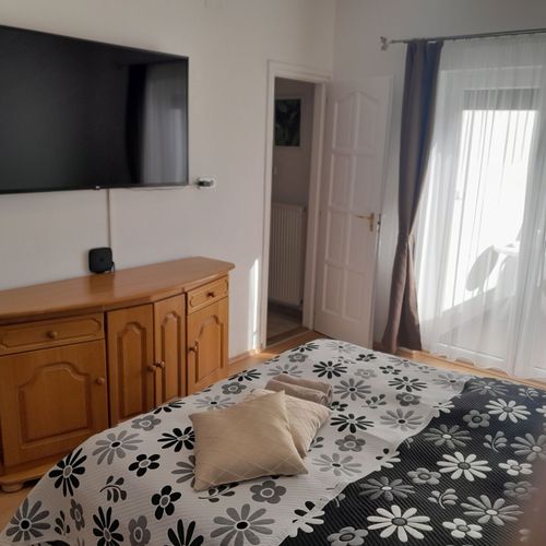 Apartament 4-osobowy na parterze z balkonem z 2 pomieszczeniami sypialnianymi