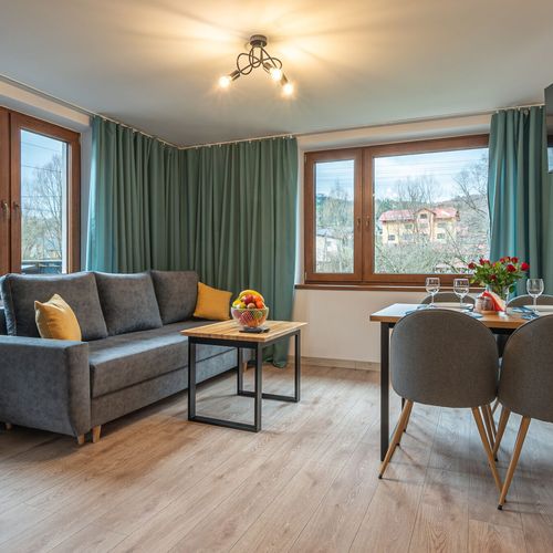 Apartament 4-osobowy z balkonem z widokiem na góry z 2 pomieszczeniami sypialnianymi (możliwa dostawka)