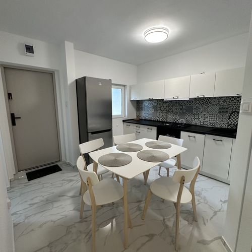 Apartament la parter cu bucătărie proprie cu 2 camere pentru 5 pers.
