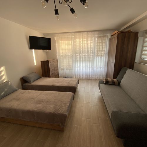 Apartament la parter cu bucătărie proprie cu 1 camera pentru 4 pers.