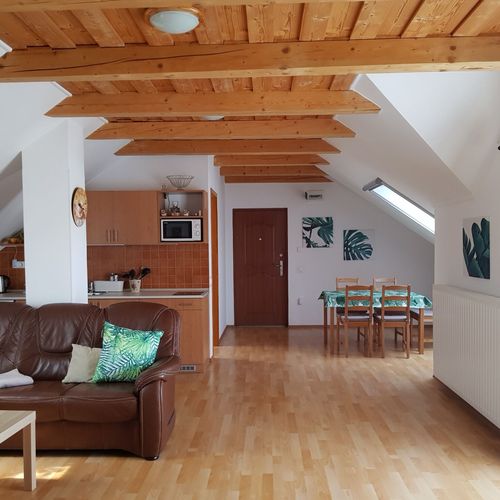 Apartman s balkónem s klimatizací pro 5 os. se 2 ložnicemi