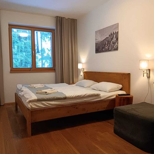Apartman s balkónem s vlastní kuchyňkou s manželskou postelí s 1 ložnicí (s možností přistýlky)
