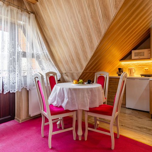 Apartament 4-osobowy z antresolą z widokiem na góry z 1 pomieszczeniem sypialnianym