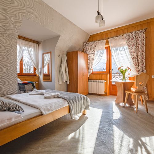 Pokój 4-osobowy z balkonem ze wspólną łazienką